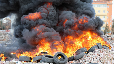 Bursa’da lastikleri yaktılar: Alevler gökyüzüne yükseldi