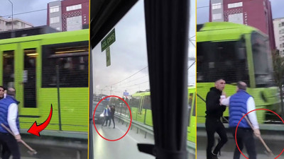 Yol kavgasında 'yok artık' dedirten görüntü. Baltayla aracından indi