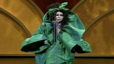 Kıyafeti alay konusu olmuştu! Bülent Ersoy o eleştirilere ateş püskürdü