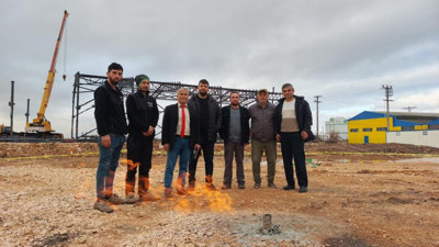 Ketçap fabrikasından doğal gaz fışkırdı. İşçileri başına geçip ısındı
