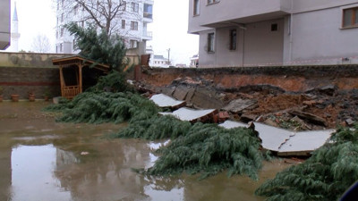 Çekmeköy'de yağışlara dayanamayan istinat duvarı çöktü