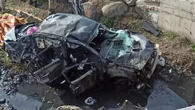 Şırnak'ta lastiği patlayan otomobil kağıt gibi ezildi: Ölü ve yaralılar var