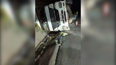 Şanlıurfa'da tanker devrildi! Tonlarca yakıt yola döküldü