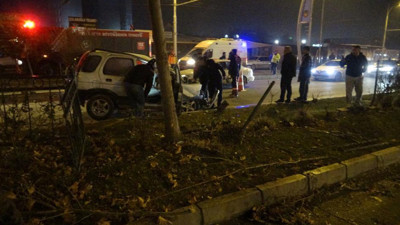 Malatya’da feci kaza! Lastiği patladı, bariyerlere çarparak durabildi