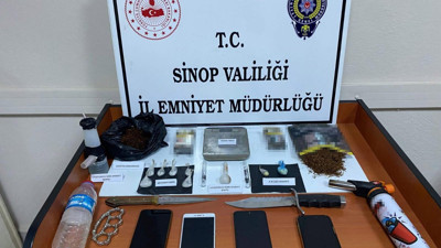 Otomobilden uyuşturucu ve kesici aletler çıktı: 3 tutuklama