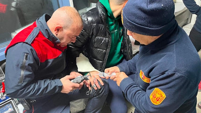 Makasla oynarken parmağı sıkıştı: İtfaiye ekipleri kurtardı