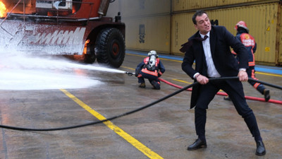 Yangınla mücadele eden itfaiye ekiplerine belediye başkanından destek