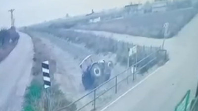 Kalp krizi geçiren sürücü, kullandığı traktörün altında kaldı