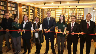Emekli öğretmenin babası adına yaptırdığı kütüphane açıldı