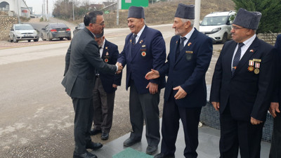 Gaziler o dağdaki dalgalanan bayrağı görmek için yola çıktılar