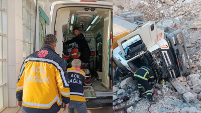 Hafriyat yüklü kamyon devrildi: Sürücü altında kaldı