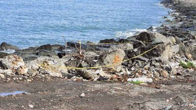 Rize'de esrarengiz cisim ekipleri harekete geçirdi: Dev dalgalar sahile sürükledi