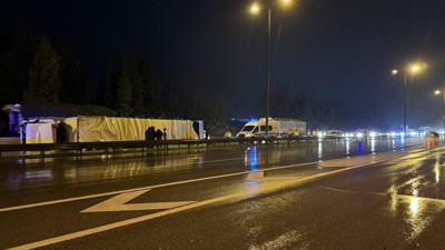 Anadolu Otoyolu’nda tır devrildi. Trafik kilitlendi