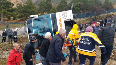 Isparta'da yolcu otobüsü şarampole devrildi: Ölü ve yaralılar var