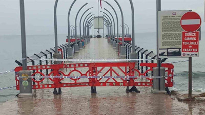 Karadeniz'de fırtına etkili oldu: İskele kapatıldı
