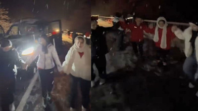 Artvin’de kar yolu kapattı, sürücüler horon teperek ısındı