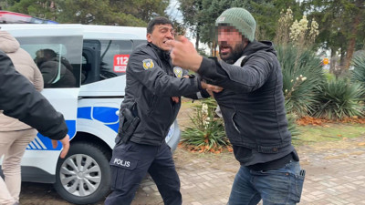 Mersin’de parkta korkunç olay: Arkadaşını bıçakladı