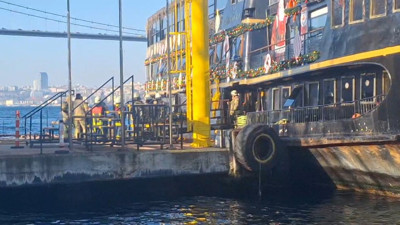 İstanbul Boğazı'nda sıcak saatler! Beylerbeyi'nde tur teknesinde yangın çıktı