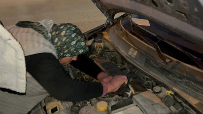 Hatay'da arabanın motoruna giren kediyi kurtardı