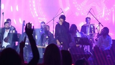 Annesinin ölümüyle yıkılmıştı! Mahsun Kırmızıgül sahnede gözyaşlarını tutamadı