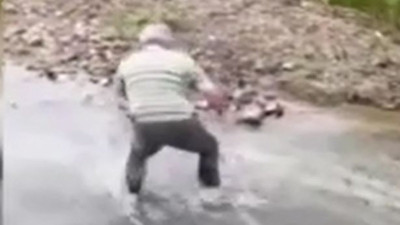 Artvin'de ceza yememek için soman balığını eliyle yakaladı