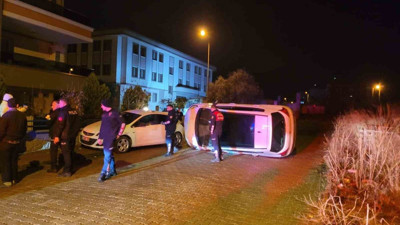 Aydın'da park etmek isterken otomobili devirdi