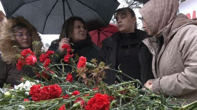 Yarbay Ali Tatar mezarı başında anıldı. Sinan Ateş'in eşi Ayşe Ateş de katıldı