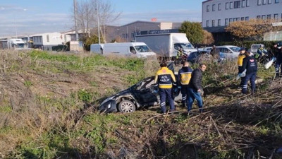 Kırmızı ışıkta geçince dereye uçtu : 2 yaralı