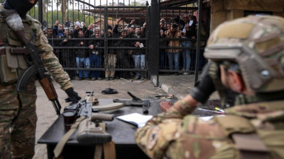 Suriye’de rejim askerleri silah bırakıyor