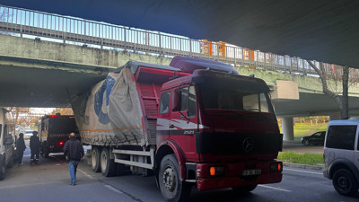Bakırköy’de Kamyon alt geçide sıkıştı: Hammadde taşıyordu
