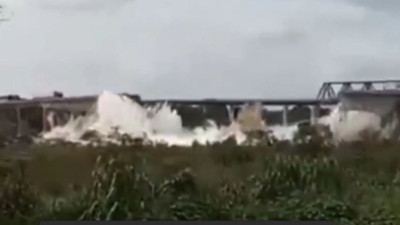 Dev köprü canlı yayında çöktü. Araçlar nehre uçtu