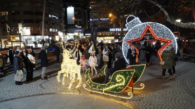 Park ve caddeler yılbaşı için süslendi