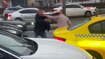 Avcılar’da E-5'in ortasında ilginç kavga: O anlar kamerada