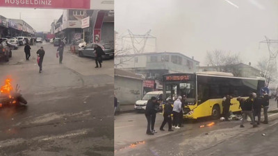 Belediye otobüsüne çarpan motosiklet, alev alarak yandı