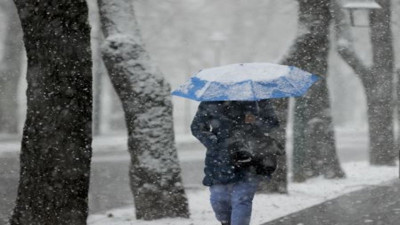 Kar yağışıyla beyaza bürünen Saraybosna dronla havadan görüntülendi