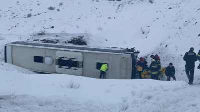 Erzincan'da yolcu otobüsü şarampole devrildi