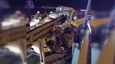 Beylikdüzü'nde feci kaza: Otomobil bariyere ok gibi saplandı