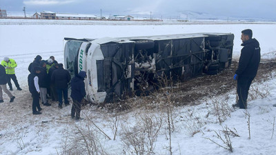 Kars’ta yolcu otobüsü devrildi: Çok sayıda yaralı var