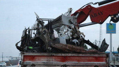 2 otomobil kafa kafaya çarpıştı! Anne baba ile oğulları öldü