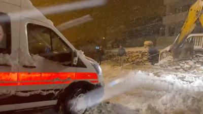 Ambulans buzlu yolda sürüklenip kara saplandı: Ekipler seferber oldu