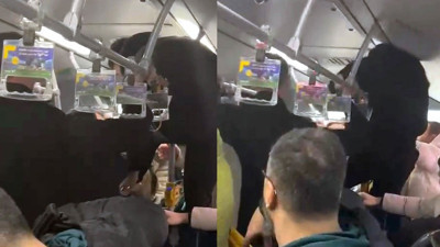 Metrobüste boş koltuk terörü! Tutunma demirine tırmanıp tekme attı