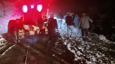 Karda mahsur kalan 3 otomobil ve 1 servis aracı kurtarıldı