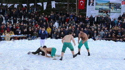 Artvin’de pehlivanlar kar üstünde kıyasıya antrenman yapıyor: Tek hedefleri var