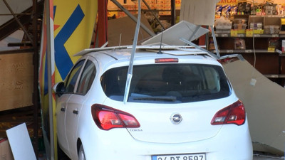 Pendik'te sürücü fren ile gazın yerini karıştırdı: Ortalık savaş alanına döndü