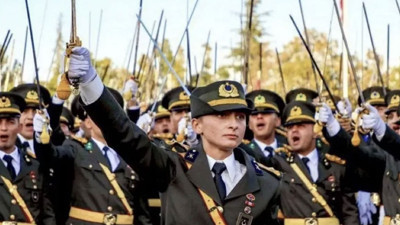 Yeni Şafak Genel Yayın Yönetmeni'nden Ebru Teğmen'e hakaret