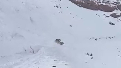 Kepçe operatörü ölümle burun buruna geldi. O anlar kameralara yansıdı