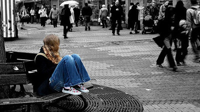 Kalabalıklarda insanlar neden kendini yalnız hisseder? Şifaları neler? Uzmanlar anlatıyor...