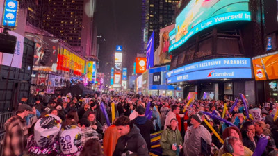 New York’ta yılbaşı coşkusu: 1 milyon kişi Times Meydanı’na akın etti