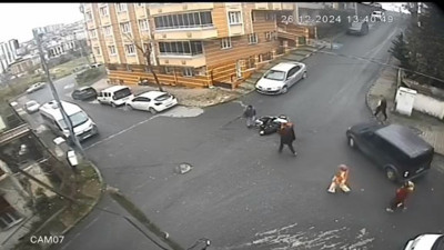 Motosikletli kurye metrelerce sürüklendi