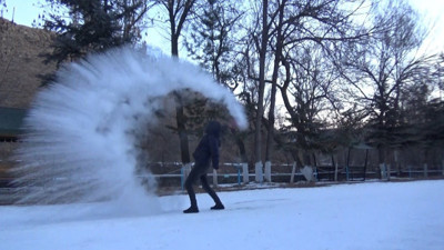 Havaya atılan su buz tuttu